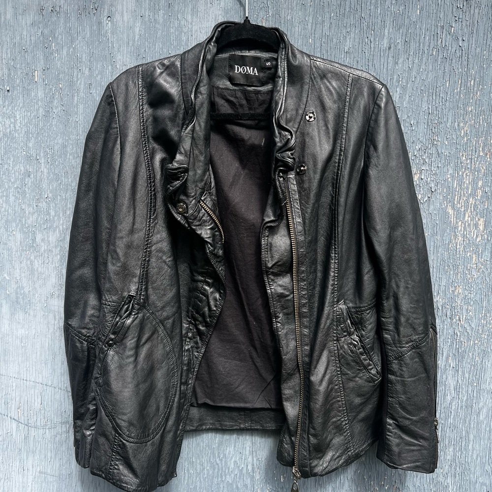 Doma Black Lightweight Jacket Sleek Design